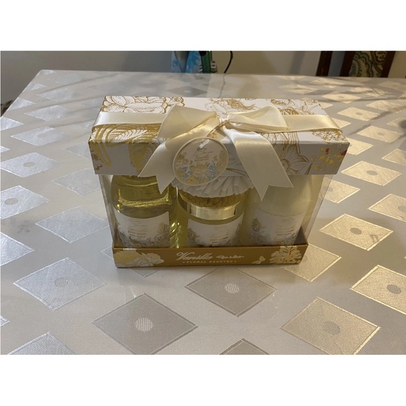 Vanilla Bay Gold and Cream Bath & Body Set - Picture 9 of 10